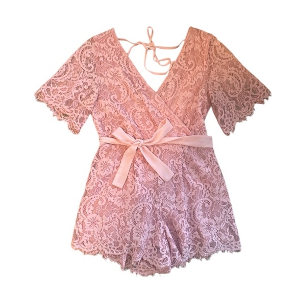 Francesca's Collections Dresses & Skirts - Francesca’s Medium Pink Floral Lace Short Sleeve Short Romper‎ Jumpsuit
